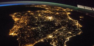 Imagen que muestra la contaminación lumínica en España desde la ISS.